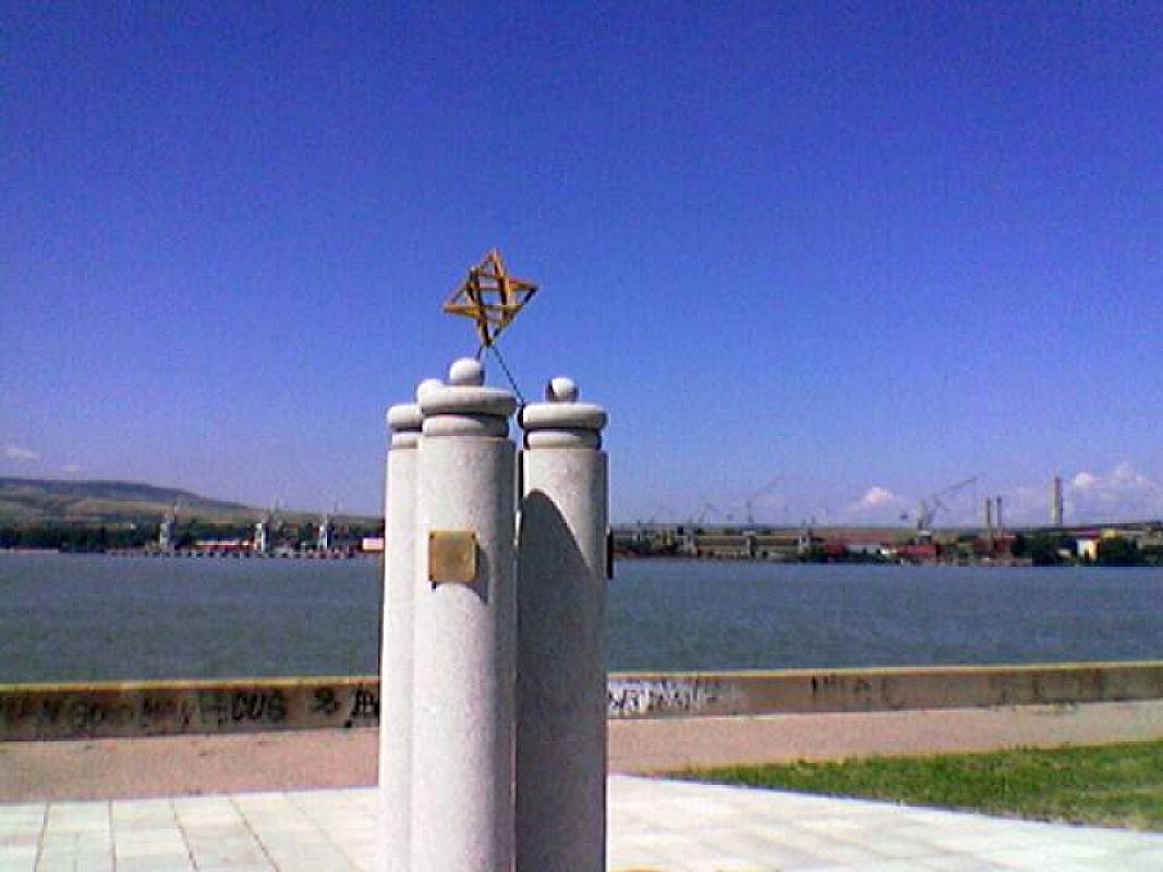 Kladovo, 2005, Denkmal für die Opfer des Kladovo-Transports, TWIKE tours