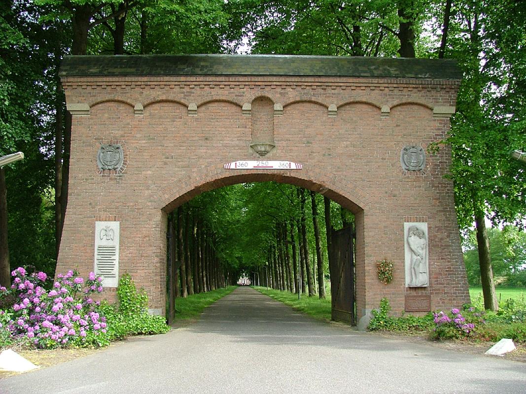 Haaren, 2006, Gedenktafel und ein Relief von Cephas Stauthamer am Haupttor zum Gebäudekomplex in Haaren, Andreas Pflock