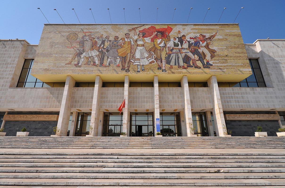Tirana, 2009, Mosaik an der Fassade des Museums, Predrag Bubalo