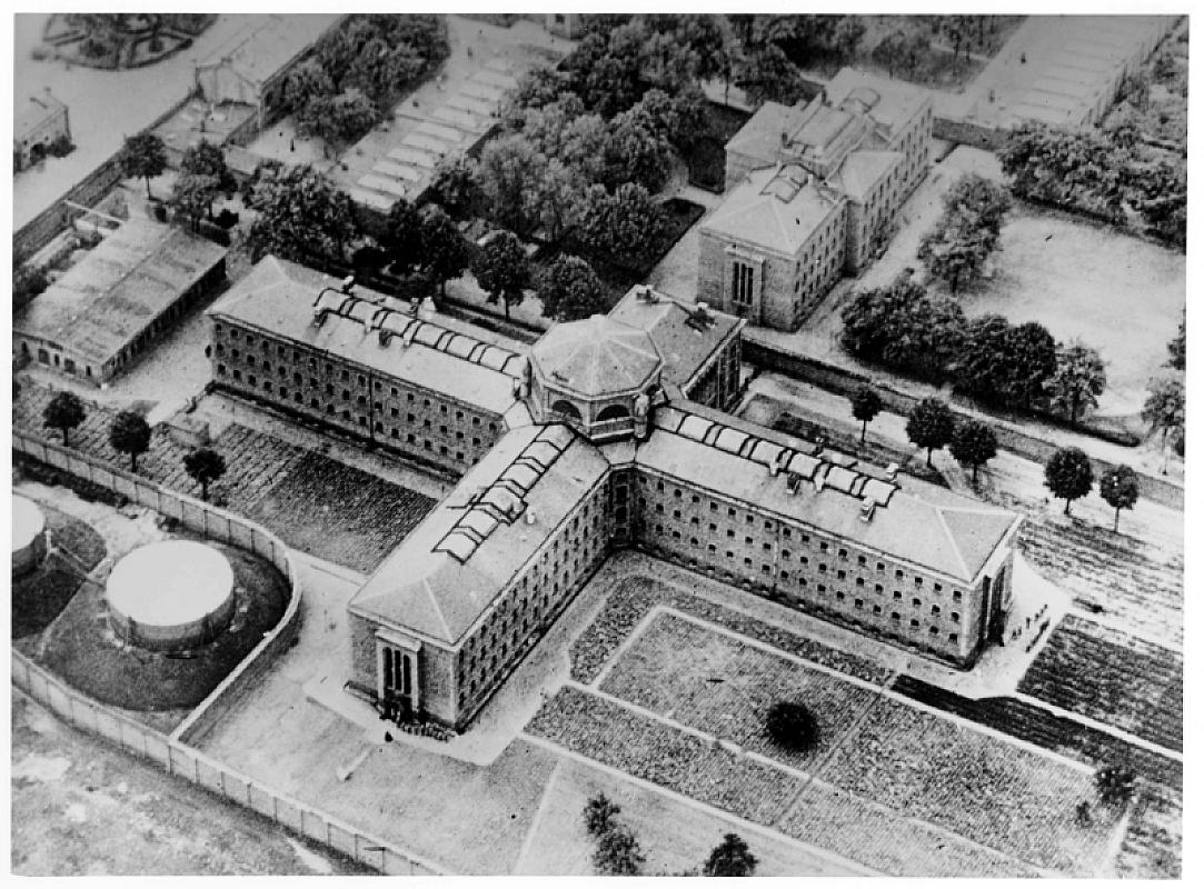 Berlin, before 1945, Aerial view of the prison with the »execution shed« on the left, Gedenkstätte Deutscher Widerstand