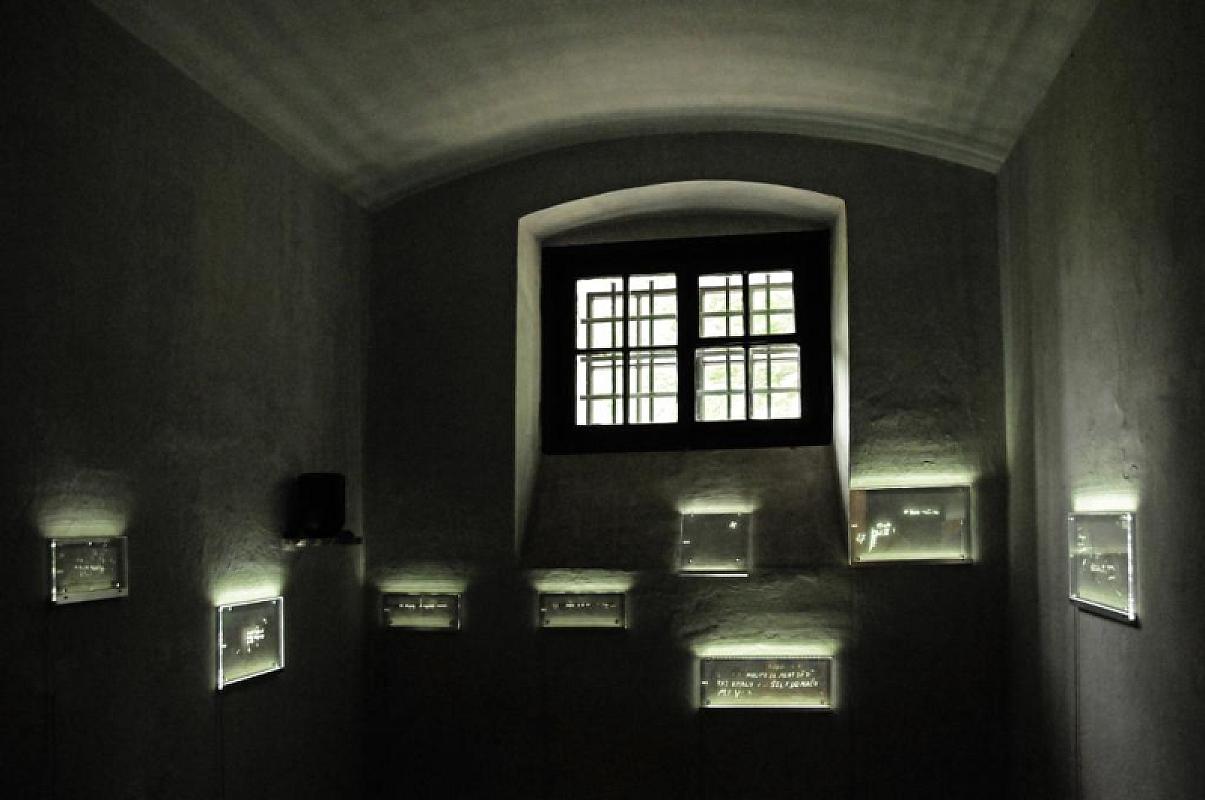 Vigaun, 2010, Ausstellung im Innenraum einer ehemaligen Zelle, Darrell Godliman