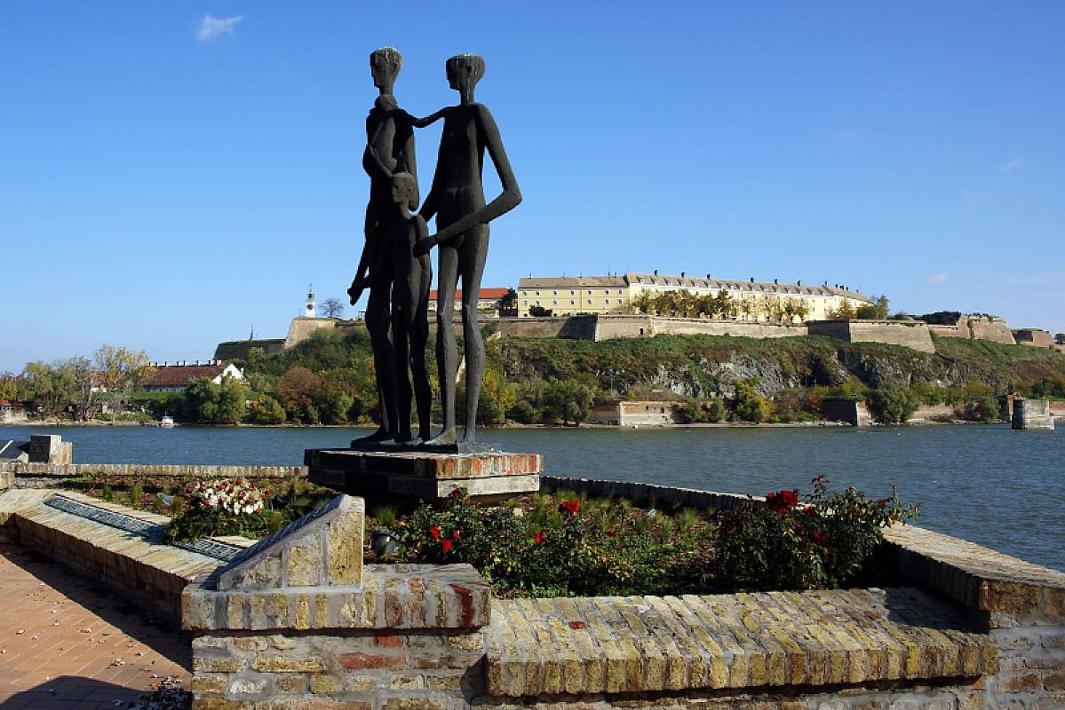 Neusatz, 2010, Denkmal für die Opfer des Massakers vom Januar 1942, Gyula Sápi