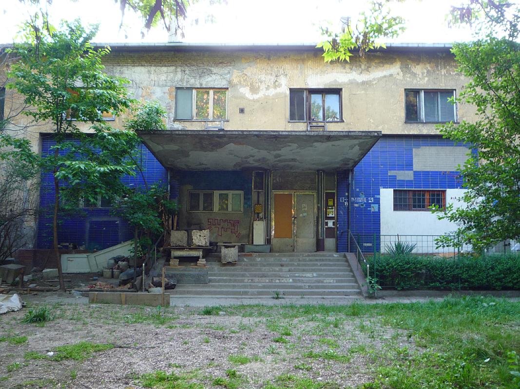Belgrad, 2012, Im ehemaligen Tschechoslowakishen Pavillon wurden Kleider und Schuhe der Opfer sortiert, Stiftung Denkmal