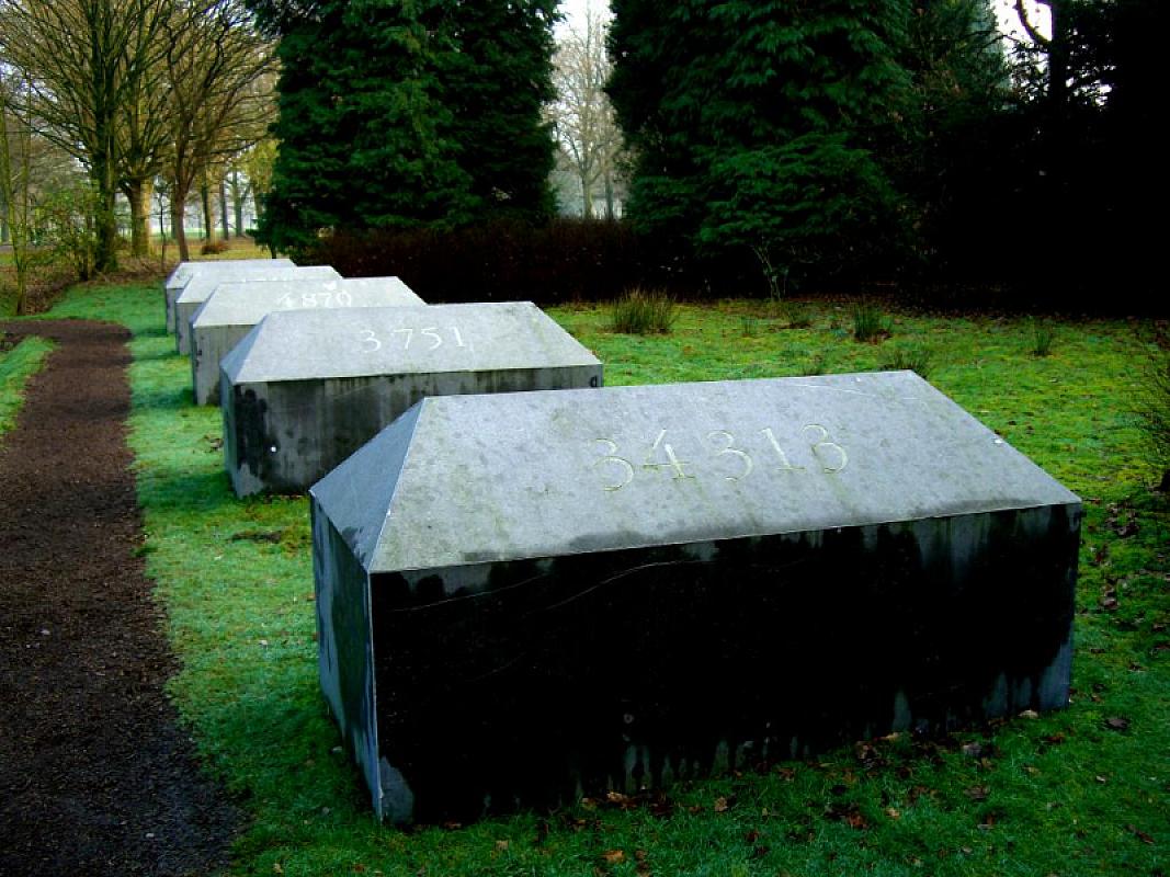 Westerbork, 2006, Fünf Särge stehen symbolisch für die Zielorte der Deportationen, Ronnie Golz
