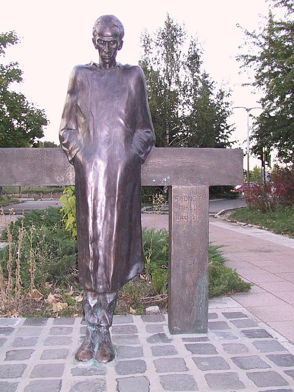 Bor, o.D., Denkmal für den ungarischen Dichter Miklós Radnóti, Silvja Kravic