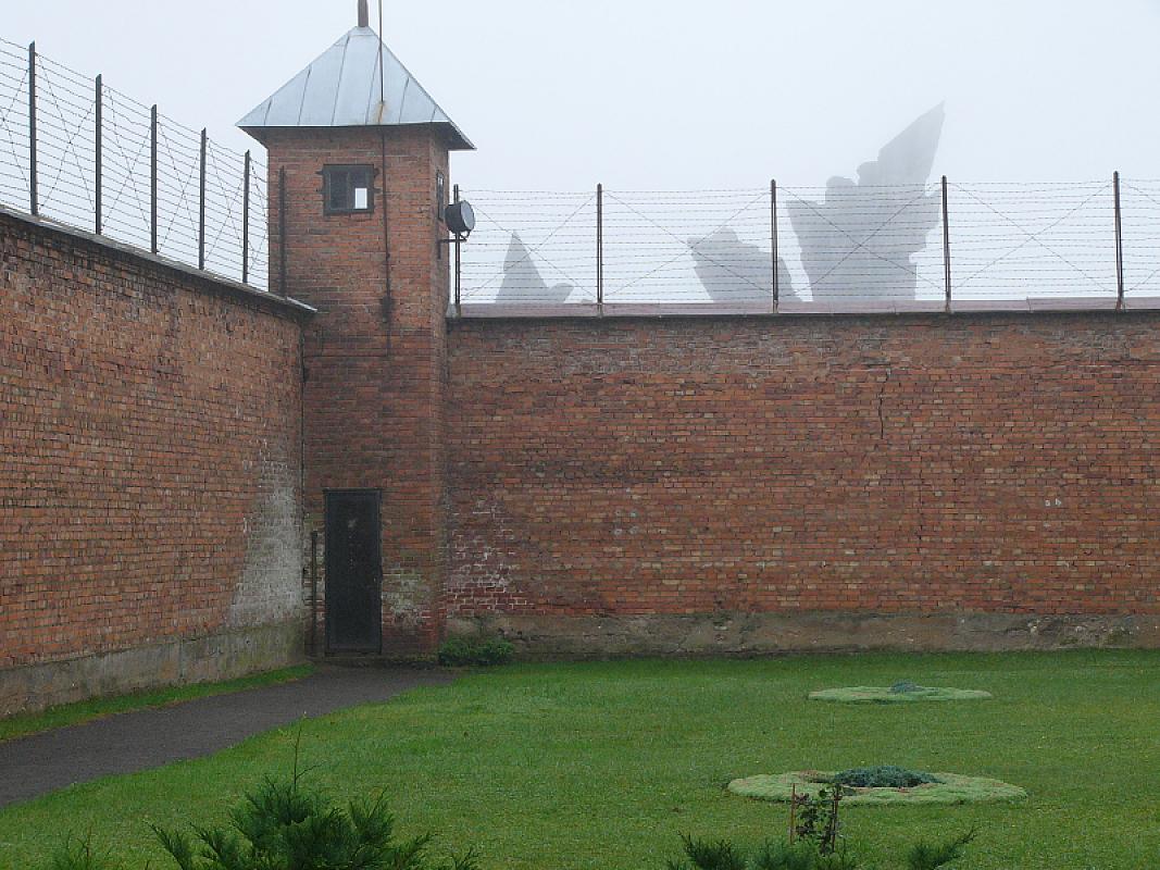 Kaunas, 2004, Teil des IX. Fort mit Monument im Hintergrund, Stiftung Denkmal