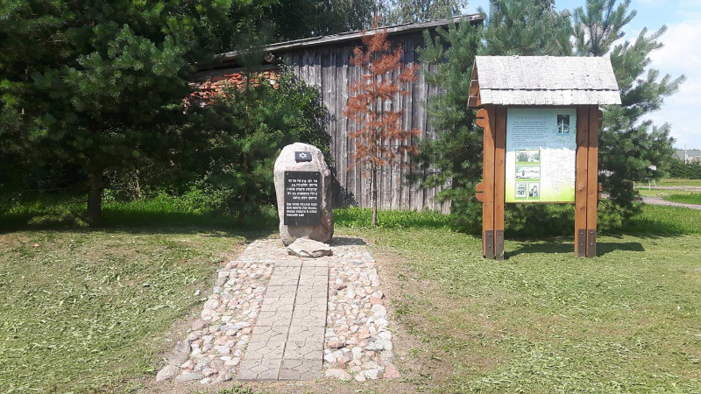 Wysztyten, 2018, Gedenkstein und Informationstafel vor der Ruine der ehemaligen Synagoge, Stiftung Denkmal