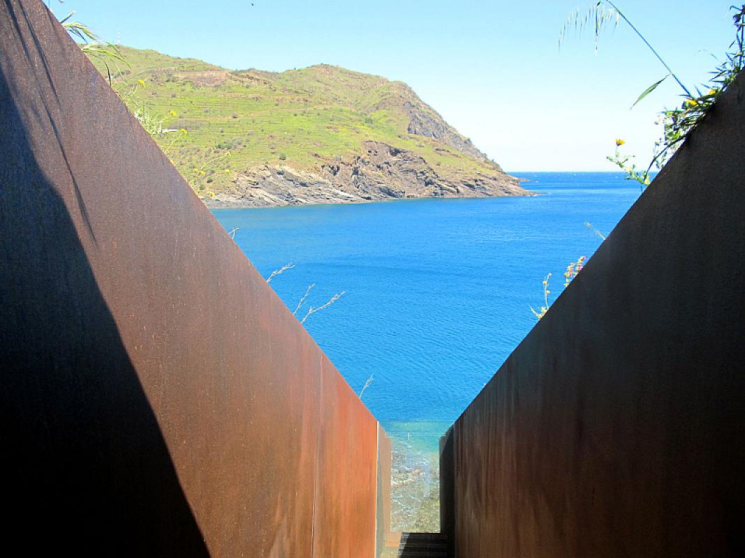 Portbou, 2013, Innenansicht des Korridors mit Blick zum Meer, Awersowy