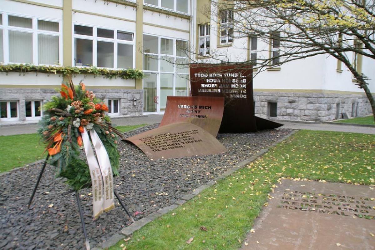 Nassau-Scheuern, 2008, Mahnmal »Damit wir nicht vergessen«, Heime Scheuern