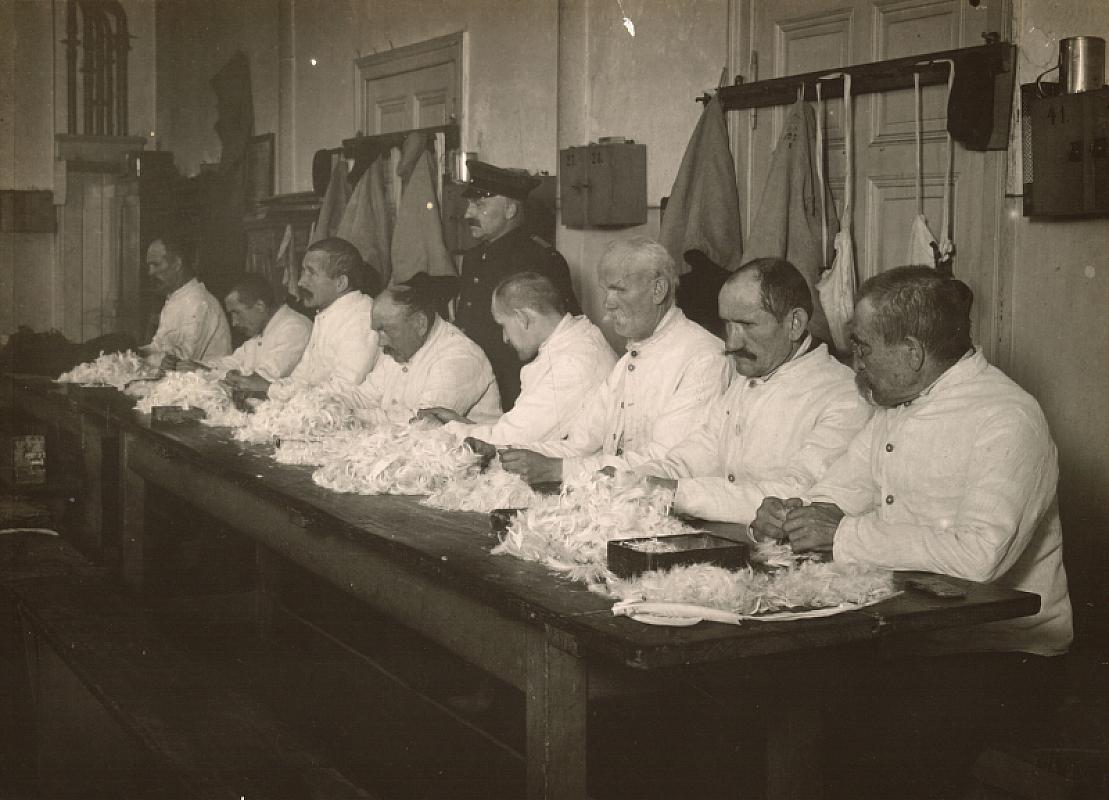Berlin-Rummelsburg, 1925, Insassen des Arbeitshauses beim Federreißen, akg-images