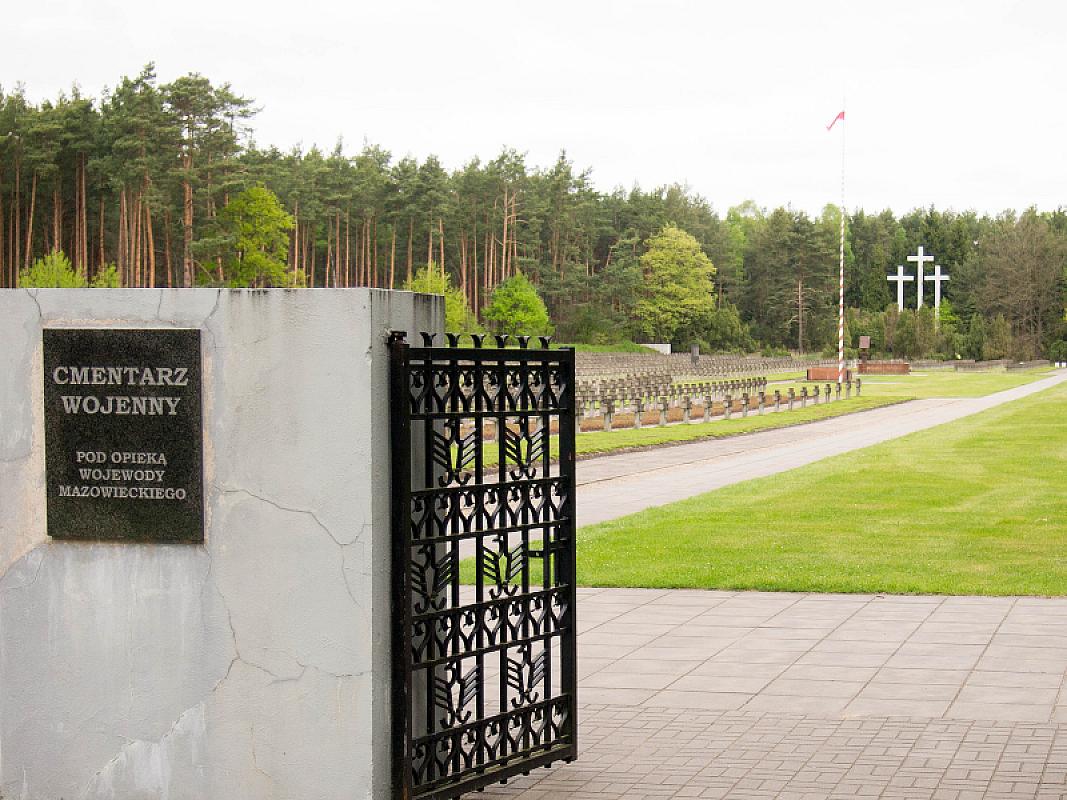 Palmiry, 2014, Eingang zum Ehrenfriedhof, Paweł Daniluk