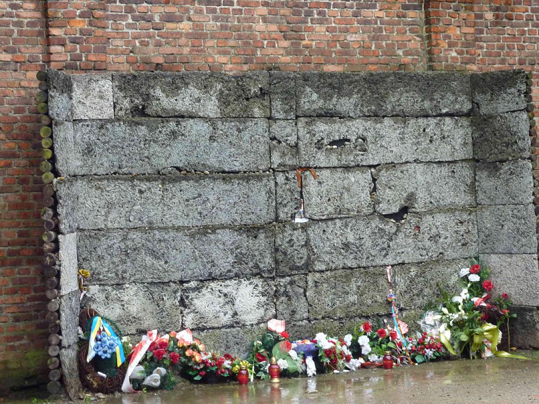 Auschwitz, 2010, Erschießungsmauer im ehemaligen Stammlager, Stiftung Denkmal