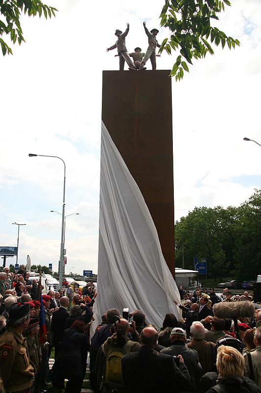 Prag, 2009, Die Enthüllung des Denkmals am 27. Mai, Úřad městské části Praha 8