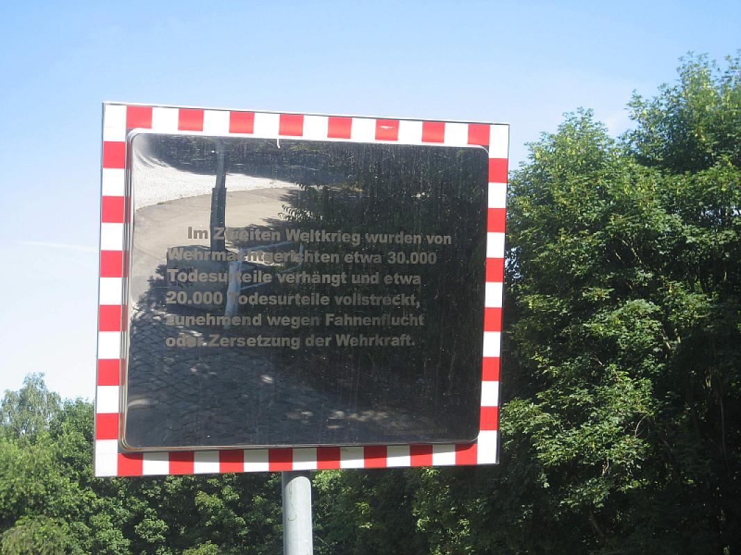 Berlin, 2010, Verkehrsspiegel am Waldweg, Stiftung Denkmal
