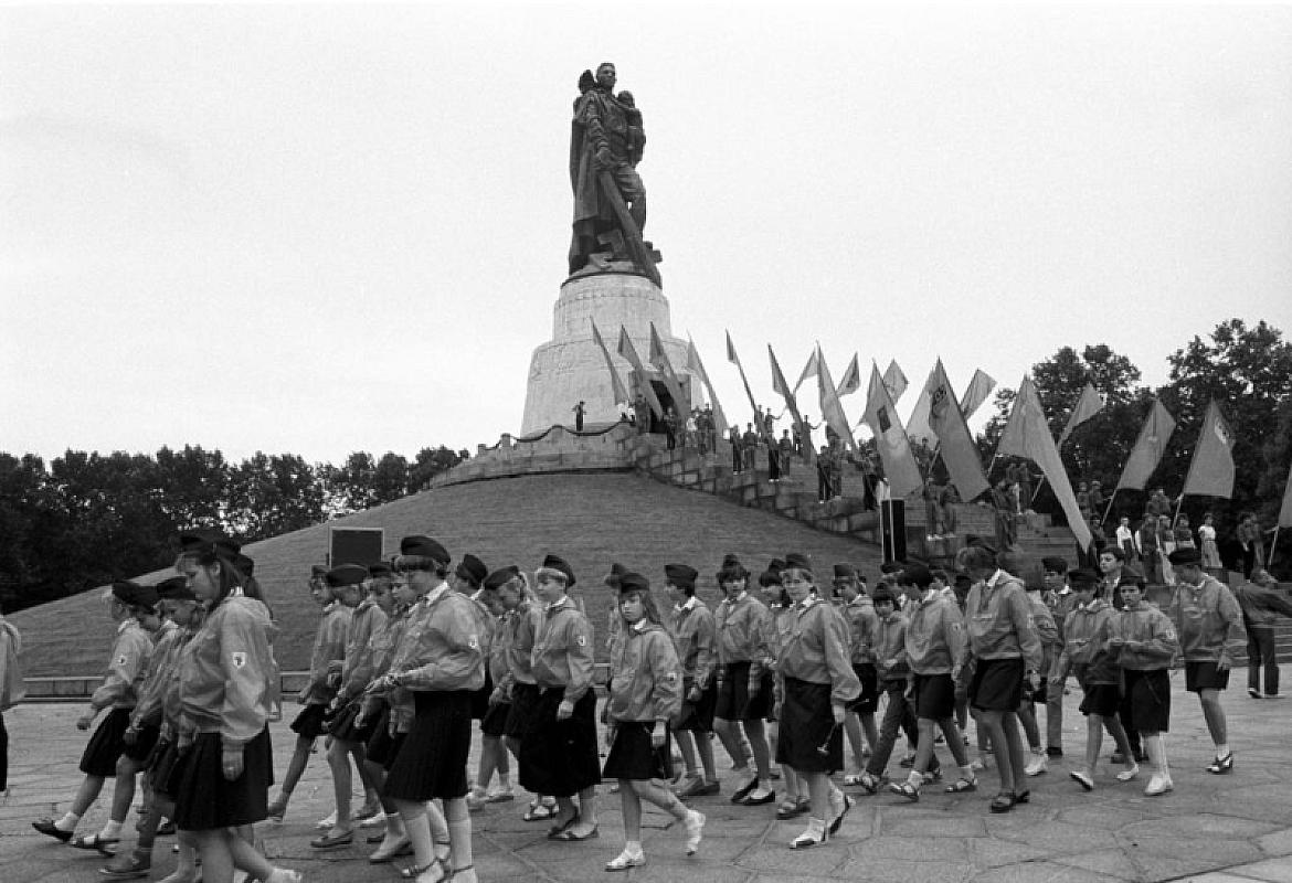 Berlin, 1989, Kranzniederlegung von Pionieren am Ehrenmal Treptow, Bundesarchiv, Bild 183-1987-0727-24, Thomas Uhlemann