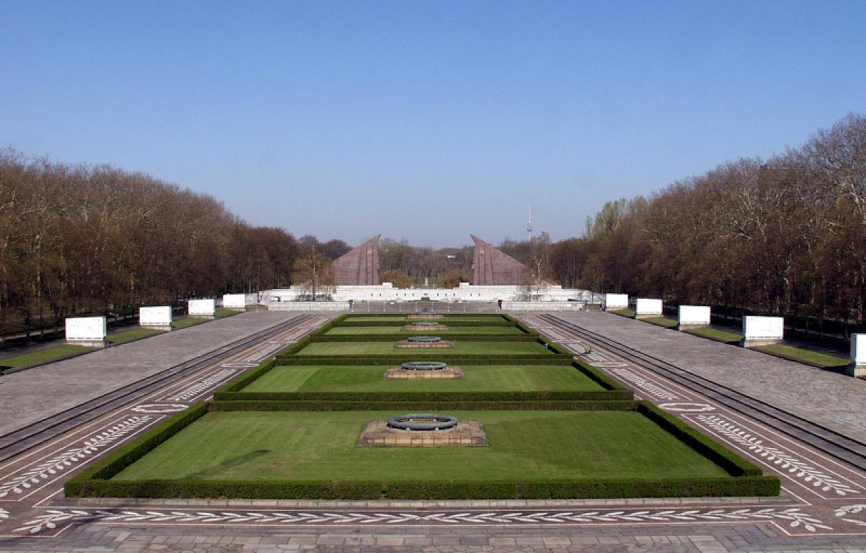 Berlin, 2004, Grabfelder am Ehrenmal, Senatsverwaltung für Stadtentwicklung, Hans-Georg Büchner