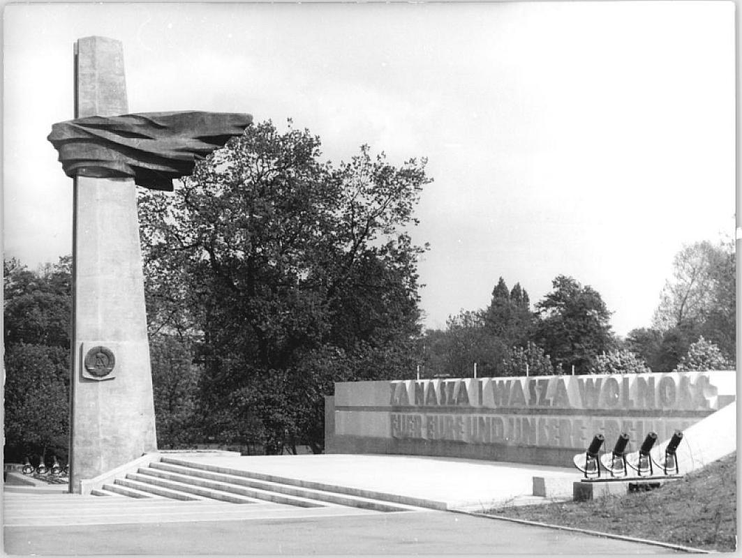 Berlin, 1972, Das Denkmal im Volkspark Friedrichshain wenige Tage vor seiner Eröffnung, Bundesarchiv, Bild 183-L0511-025, Sigrid Kutscher