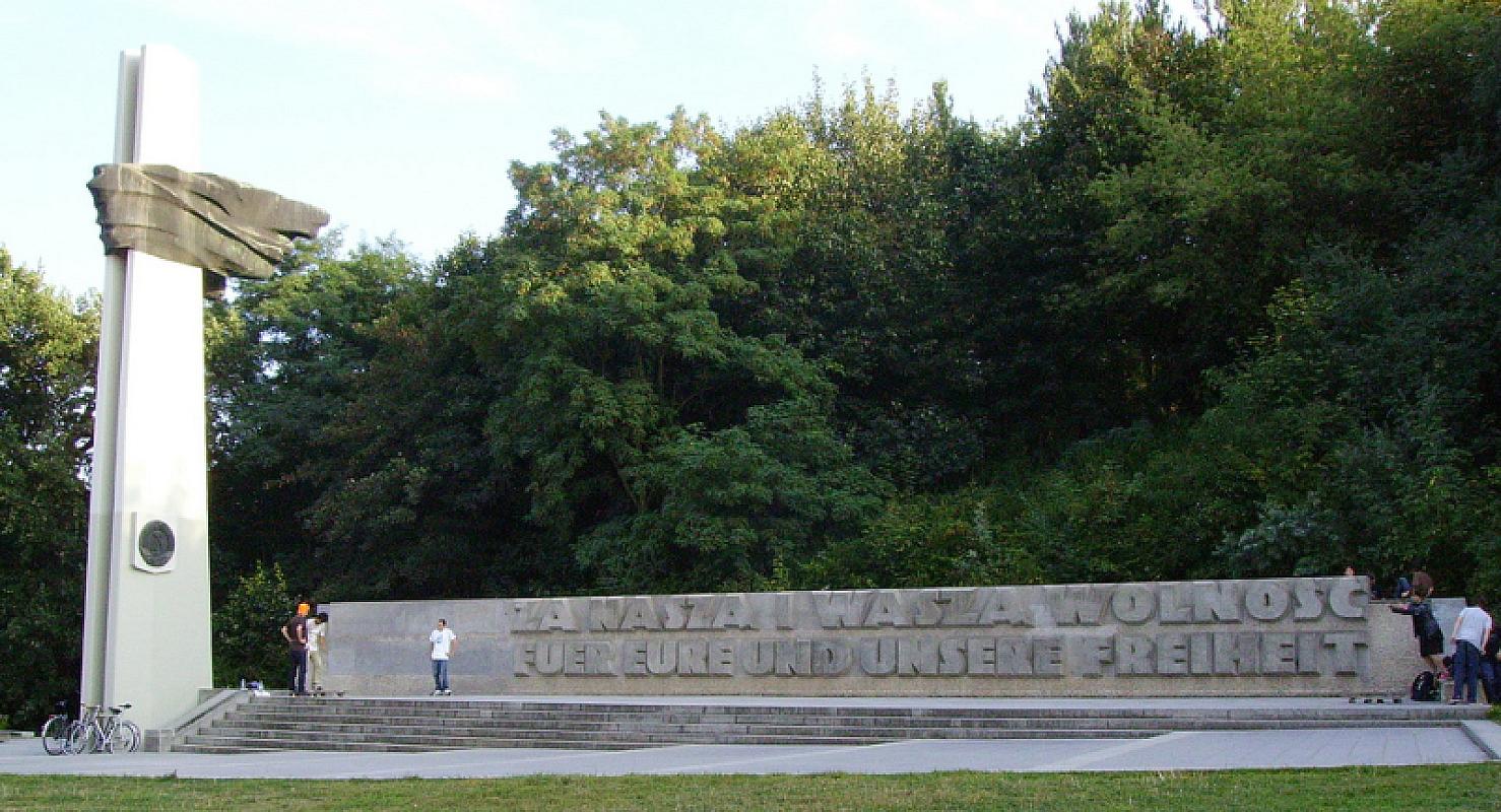 Berlin, 2009, Symbolischer Fahnenmast und Spruchband am Denkmal, Thomas Herrmann, Berlin