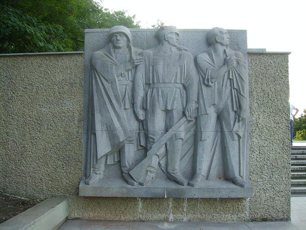 Berlin, 2009, Relief mit Sowjetsoldat, Soldat der Armia Ludowa und deutschem Antifaschisten, Thomas Herrmann, Berlin