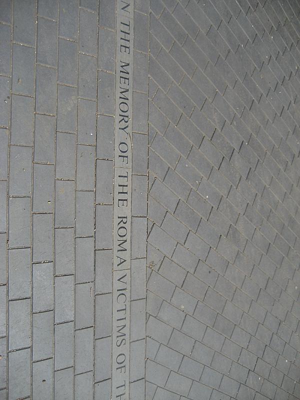 Budapest, 2010, Widmung auf dem Boden vor dem Denkmal, Stiftung Denkmal