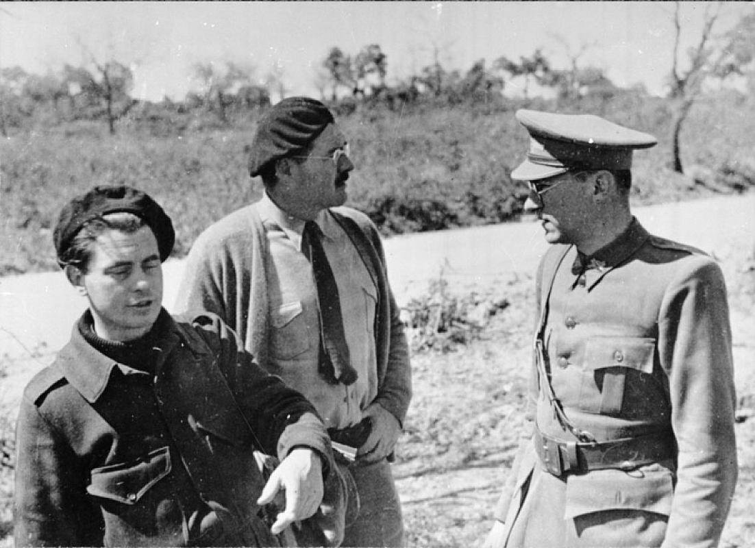O.O., 1936/1937, Dokumentarfilmer Joris Ivens, Schriftsteller Ernest Hemingway sowie der Schriftsteller und Kommandeur des Thälmann-Bataillons Ludwig Renn, Bundesarchiv, Bild 183-84600-0001, k.A.