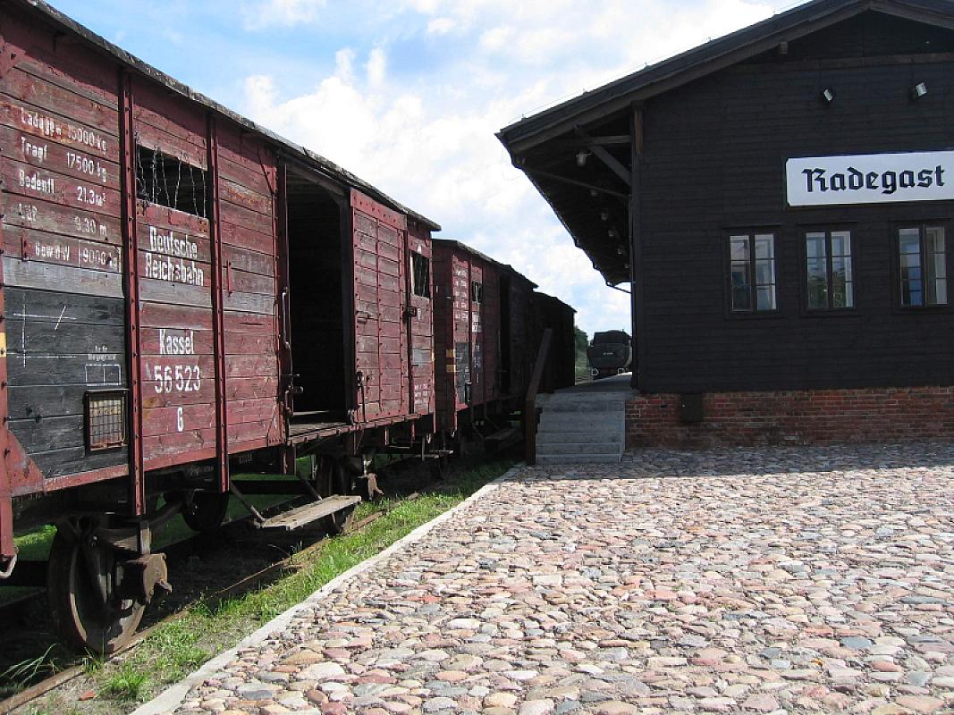 Lodz, 2006, Originalgetreuer Deportationswaggon neben dem Bahnhofsgebäude, Stiftung Denkmal, Uta Fröhlich