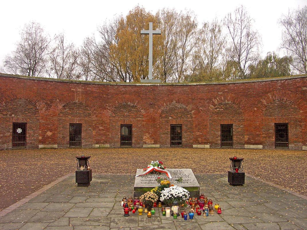 Zamość, 2007, Denkmal am Ort der Leichenverbrennung im Innenhof der Rotunde, Muzeum Zamojskie