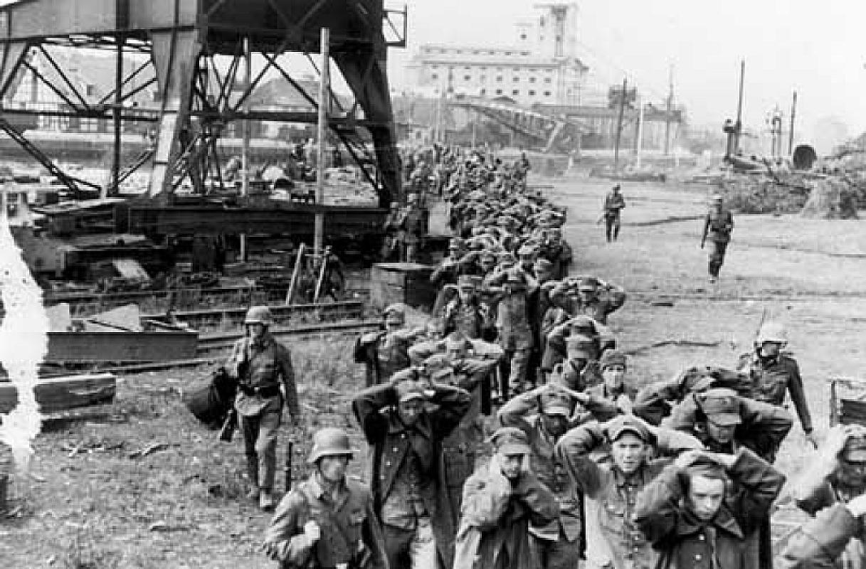 Westerplatte, 1939, Polnische Verteidiger der Westerplatte werden durch deutsche Soldaten in die Kriegsgefangenschaft abgeführt, Public Domain