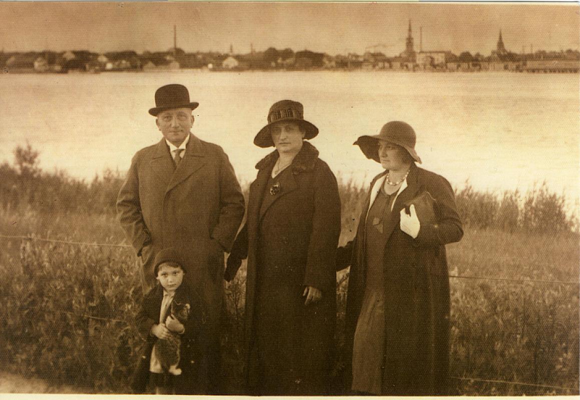 Memel, 1934, Der jüdische Oberingenieur Alfred Wittenberg (1877 Memel – 1940 KZ Sachsenhausen) mit Familienangehörigen vor der Silhouette der Stadt, Ostpreußisches Landesmuseum Lüneburg