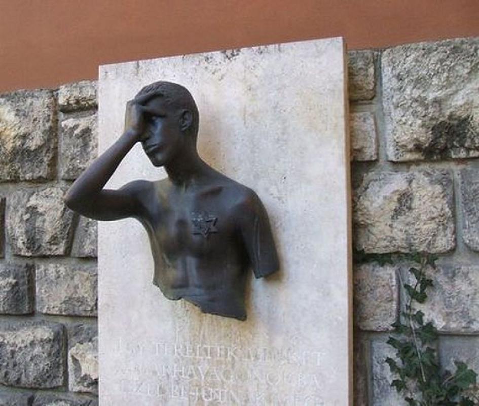 Pécs, 2010, Relief in Erinnerung an die ermordeten Kinder am Haus der jüdischen Gemeinde, Mária Úz