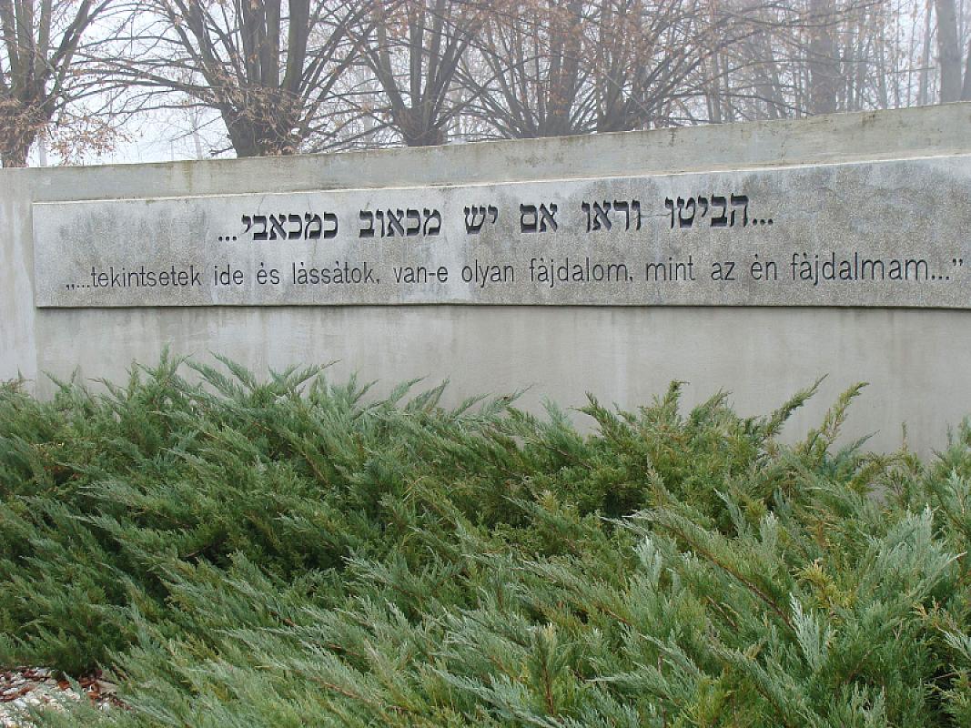 Békéscsaba, 2009, Detailansicht des Holocaustdenkmals auf dem jüdischen Friedhof, Tünde Kotricz