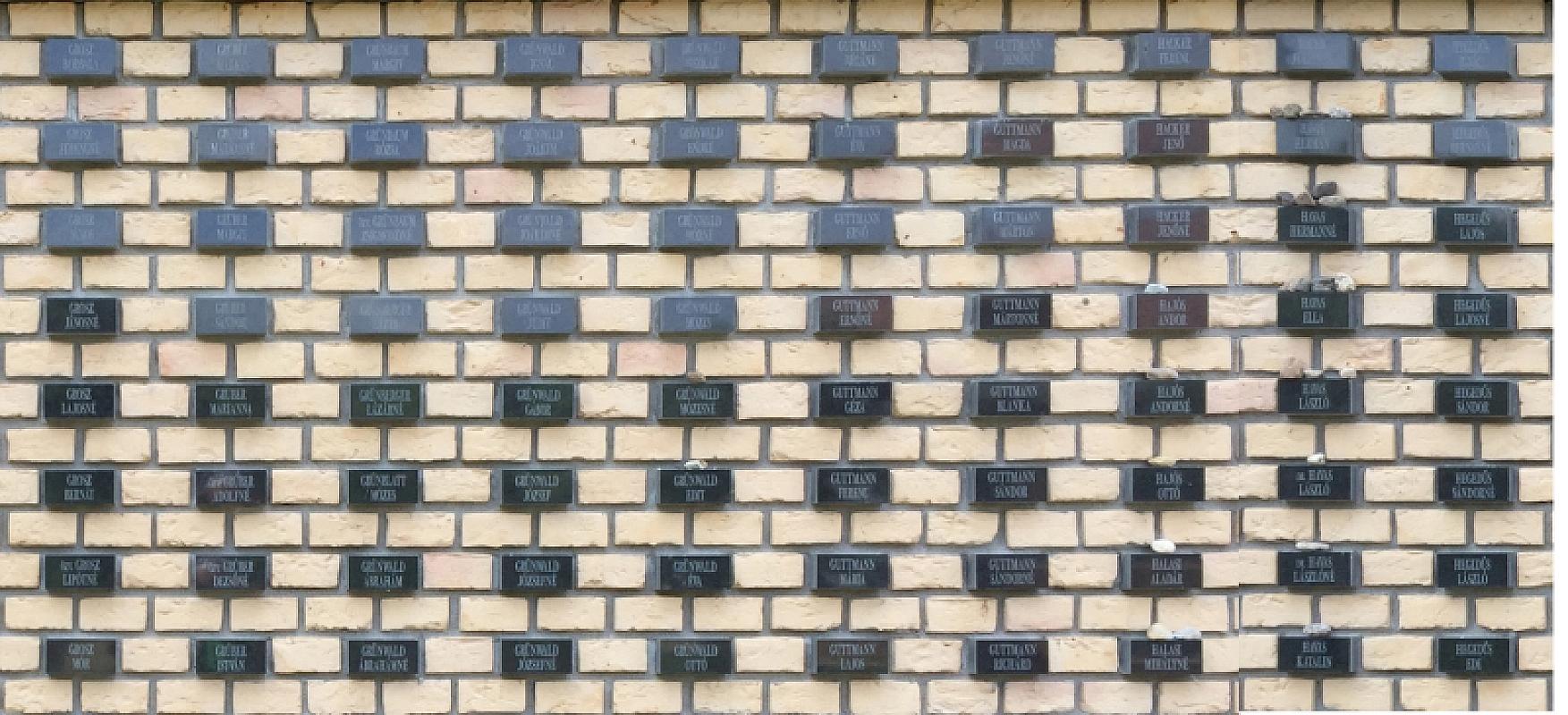 Békéscsaba, 2017, Namen ermordeter Juden auf der Gedenkmauer, jewish-bekescsaba.com