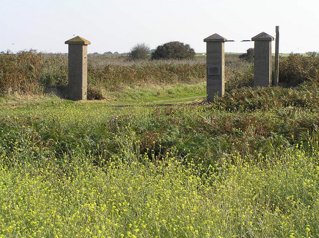 Alderney, 2008, Das ehemalige Eingangstor des Lagers Sylt, Yolanta Boot
