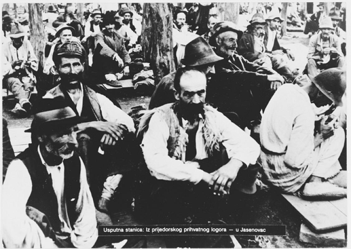Prijedor, 1942, Ältere Serben aus der Kozara-Region warten im Durchgangslager Prijedor auf den Transport nach Jasenovac, Jevrejski istorijski muzej Beograd