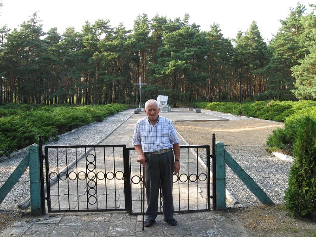 Küstrin, 2009, Zeitzeuge am Eingang des Friedhofs, www.tourist-info-kostrzyn.de