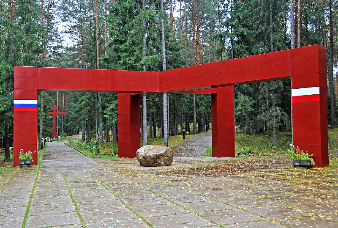 Katyn, 2009, Ein Eingangstor kennzeichnet den Weg zu den Erschießungsstätten der russischen bzw. der polnischen Opfer, Dennis Jarvis