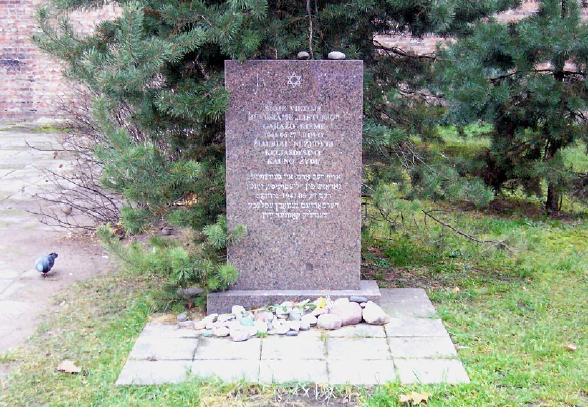 Kaunas, 2011, Gedenkstein für die Opfer des Massakers bei den »Lietūkis-Garagen«, Stiftung Denkmal