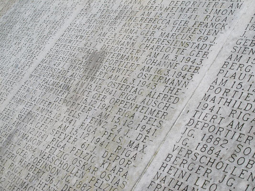 Hannover, 2011, Eingravierte Namen am Mahnmal, Projekt Erinnerungskultur Hannover