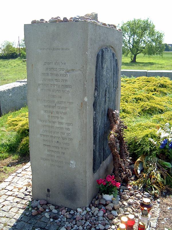Jedwabne, 2008, Polnische und hebräische Inschrift am Gedenkstein, PeterCub: www.flickr.com/photos/petercub