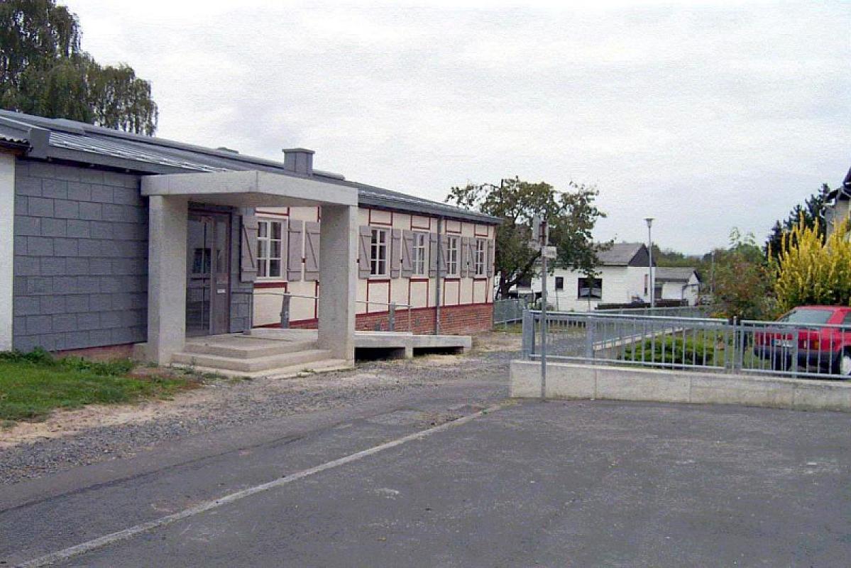 Schwalmstadt, 2002, Die Gedenkstätte mit ehemaligen Baracken (heute Wohnhäuser) im Hintergrund, Gedenkstätte und Museum Trutzhain, Waltraud Burger