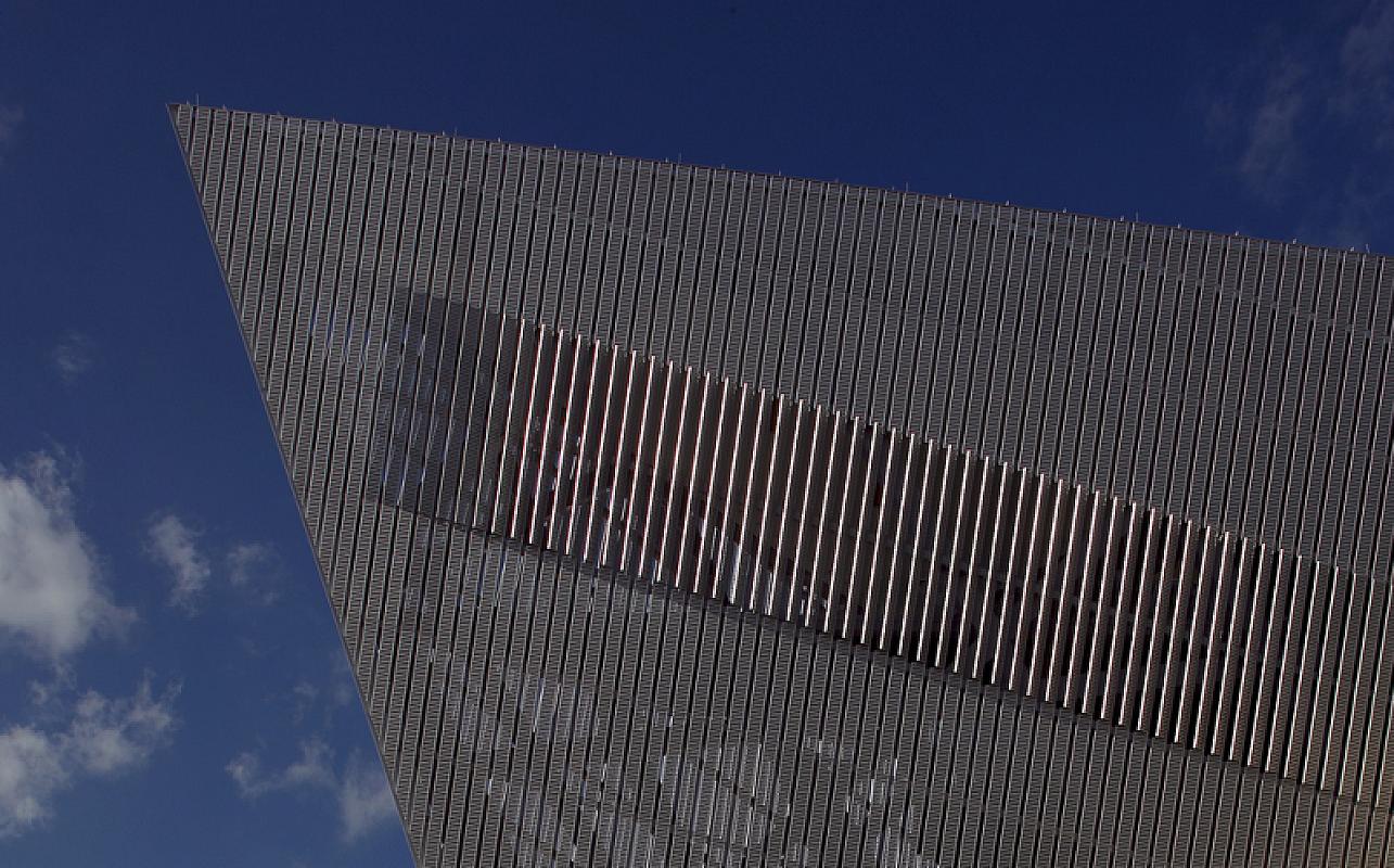 Dresden, 2011, Keilförmiger Neubau von Libeskind, Bundeswehr, Bienert