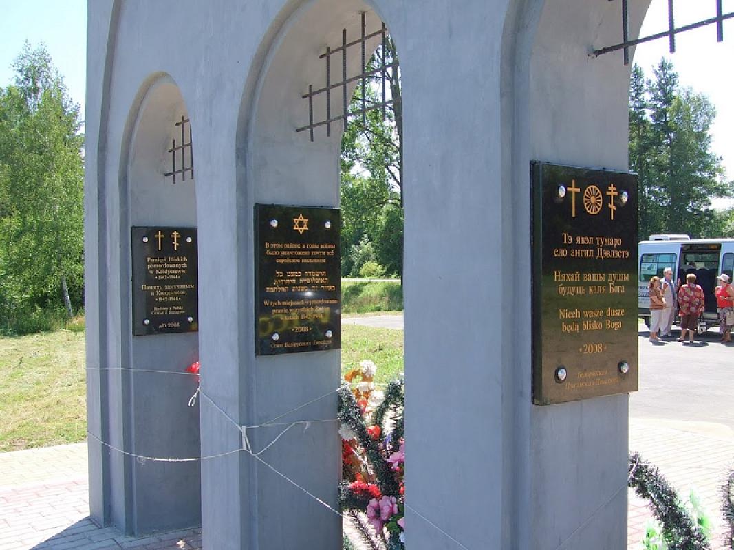 Kolditschewo, 2008, Gedenktafeln am Tor weisen auf die verschiedenen Opfergruppen hin, Zbigniew Wołocznik