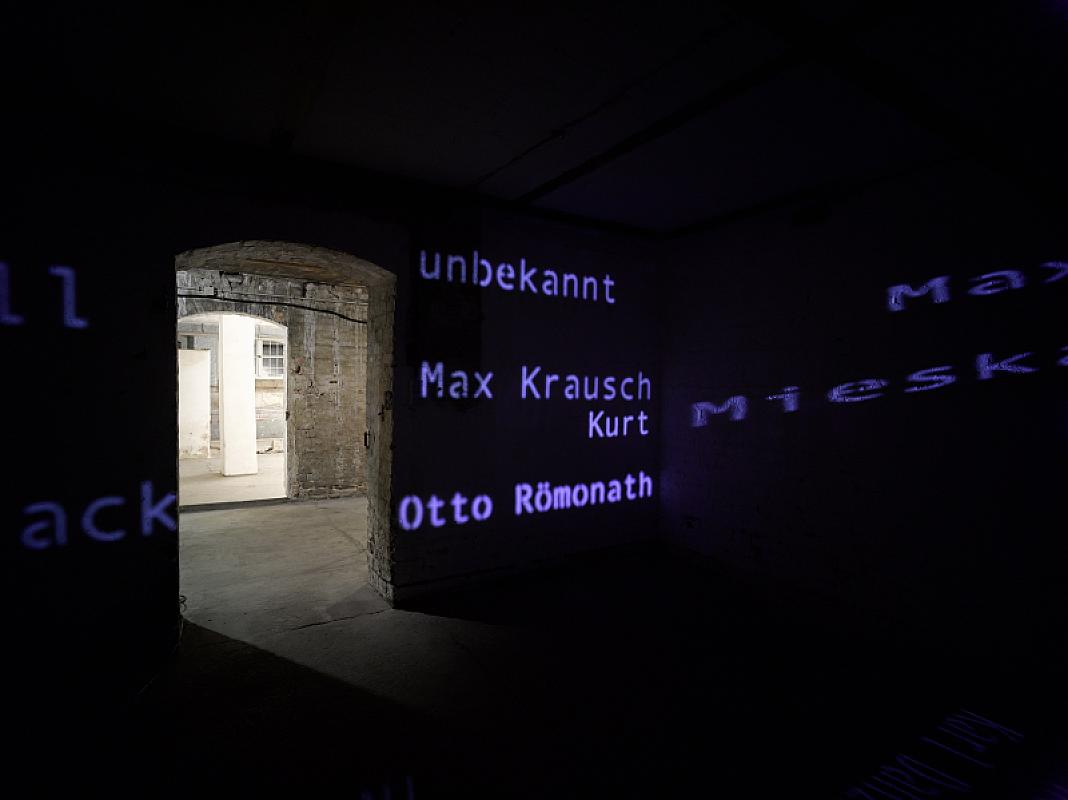 Berlin, 2013, Lichtinstallation mit Namen von Gefangenen, Gedenkort Papestraße, Harry Weber