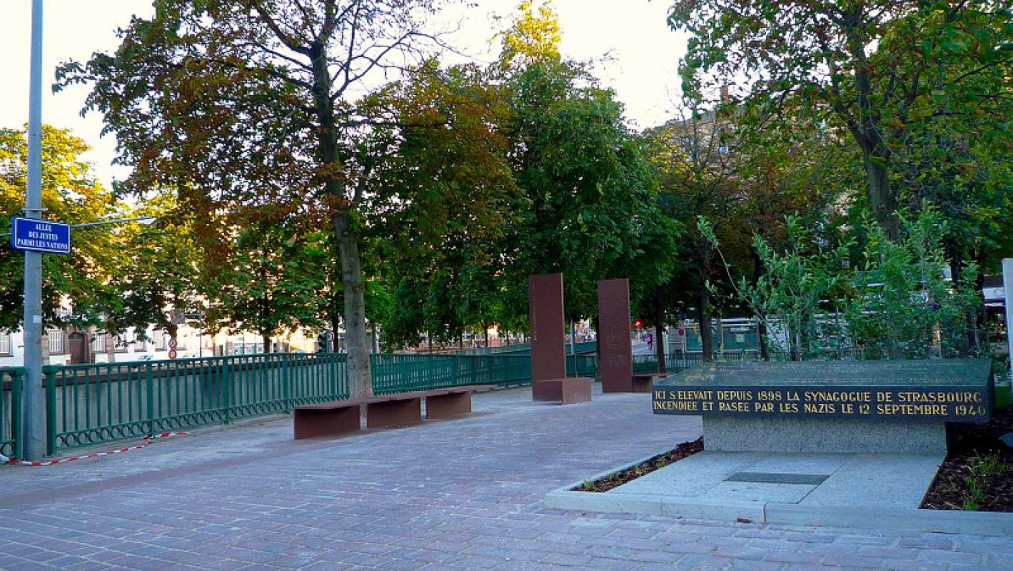 Straßburg, 2012, Ansicht der Gedenkanlage mit dem Gedenkstein aus dem Jahr 1976 im Vordergrund, Claude Truong-Ngoc/Wikimédia Commons