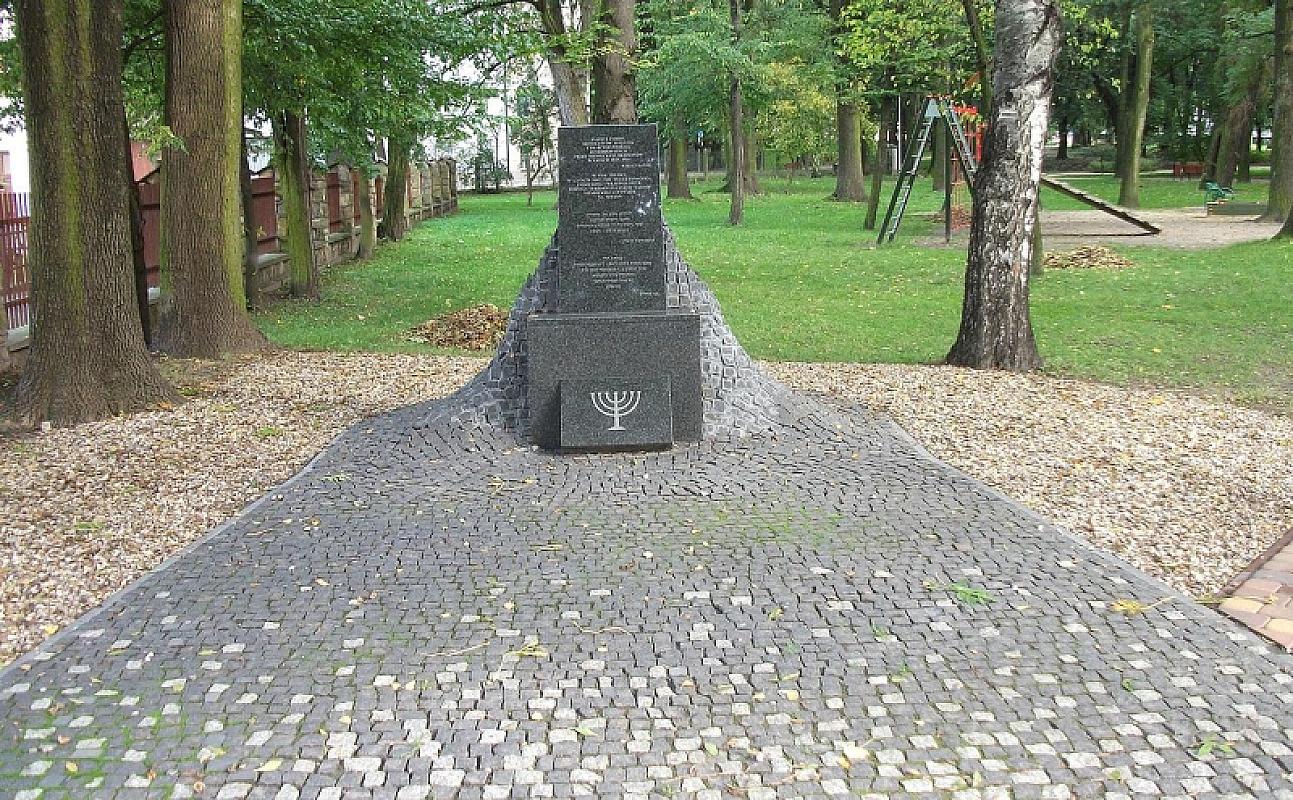 Wieluń, 2010, Memorial plaque on the site of the destroyed synagogue, Stefan.p21