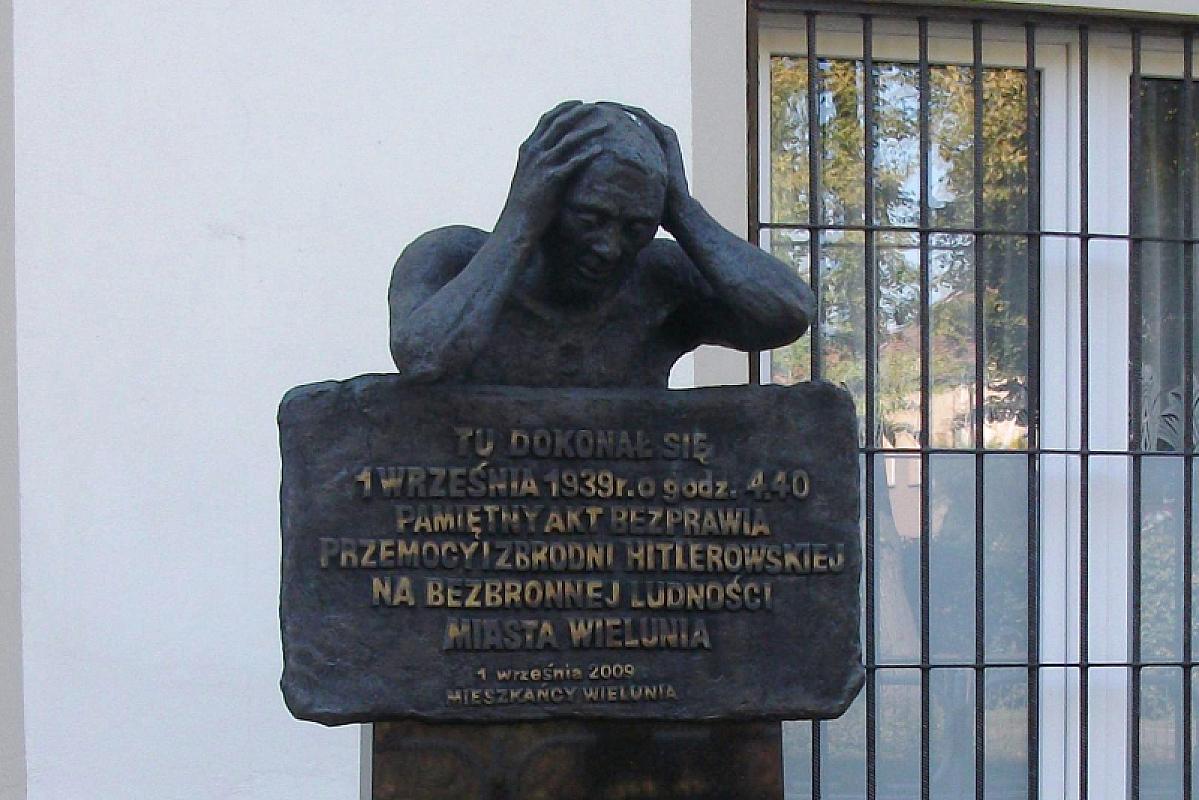 Wieluń, 2010, Detailed view of the memorial at the site of the destroyed hospital, Stefan.p21
