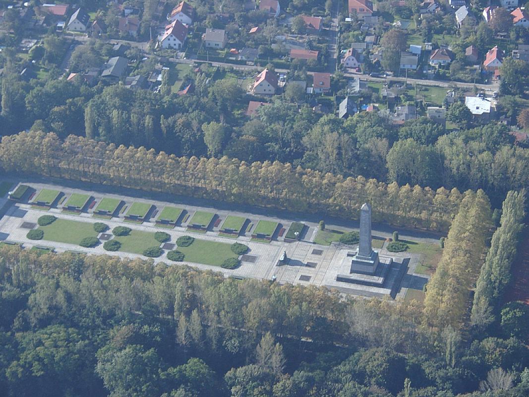 Berlin, 2011, Luftansicht des Ehrenmals, Stiftung Denkmal