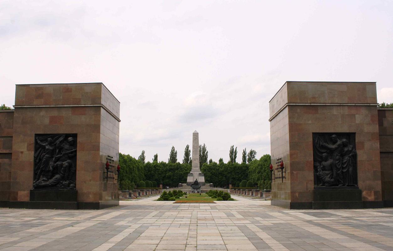 Berlin, 2015, Eingang zum Ehrenmal, Stiftung Denkmal