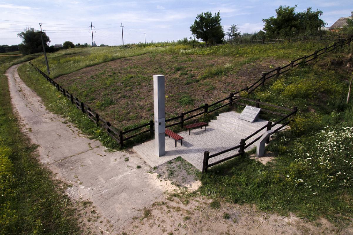 Ostroschez, 2015, Denkmal für die ermordeten Juden von Ostroschez, Anna Voitenko