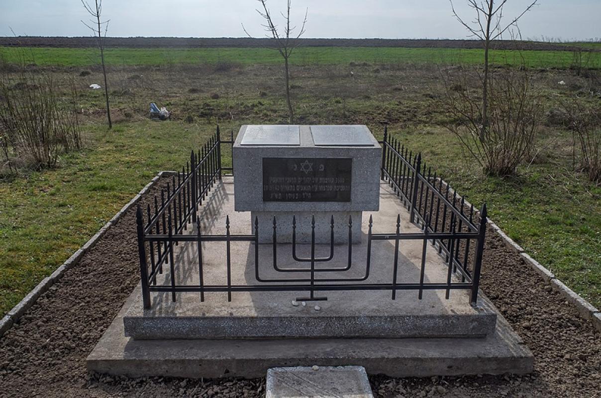 Rohatyn, 2014, Denkmal südlich der Stadt, Jason Francisco